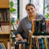 Το φιλανθρωπικό βιβλιοπωλείο της Αθήνας που μοιράζει τα έσοδά του σε κακοποιημένες γυναίκες